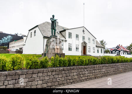 Reykjavik, Island - 5. September 2017: Die Statue von König Christian IX., Übergabe der Verfassung des Landes im Jahr 1874, vor der Regierung Hou Stockfoto