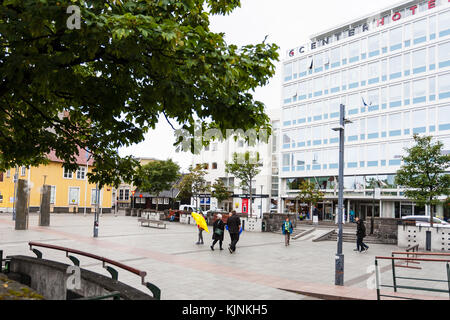 Reykjavik, Island - 5. September 2017: Menschen auf ingolfur Square im Zentrum der Stadt Reykjavik im Herbst. Reykjavik ist die Hauptstadt und größte Stadt von Stockfoto