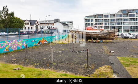 Reykjavik, Island - 5. September 2017: altes Boot und Wohnhäuser auf hlesgata Street in der Nähe der Hafen in Reykjavik im Herbst. Reykjavik ist die c Stockfoto