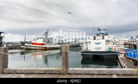 Reykjavik, Island - 5. September 2017: Boote in der Nähe von Pier in Reykjavik Harbour im Herbst. Reykjavik ist die Hauptstadt und die größte Stadt von Island. Stockfoto