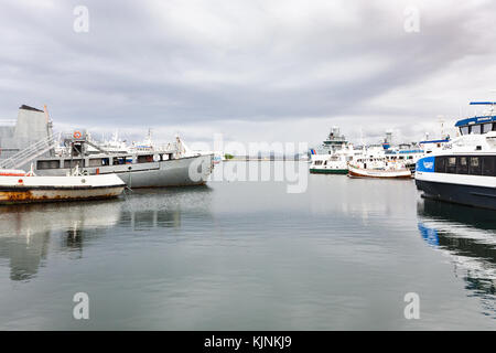 Reykjavik, Island - 5. September 2017: verschiedene Schiffe in die Stadt Reykjavik Harbour im Herbst. Reykjavik ist die Hauptstadt und die größte Stadt von Island. Stockfoto