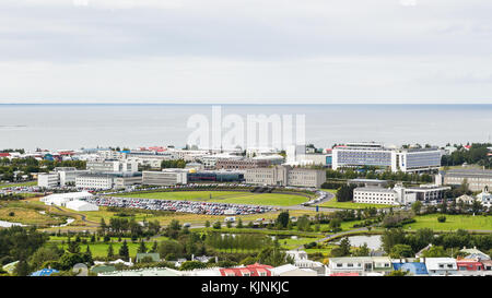 Reykjavik, Island - 5. September 2017: Panoramablick auf die Stadt Reykjavik und Atlantik Küste von Kirche Hallgrimskirkja im September. Reykjavik Stockfoto