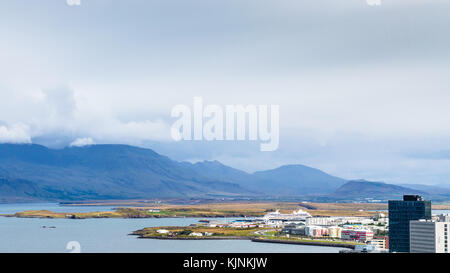 Reykjavik, Island - 5. September 2017: oben Blick auf den Atlantischen Ocean Shore von Hallgrímskirkja Kirche in Reykjavik im Herbst. Reykjavik ist die c Stockfoto