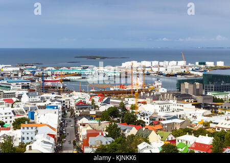 Reykjavik, Island - 5. September 2017: oben Blick auf skolavordustigur Street und Hafen in Reykjavik von Kirche Hallgrimskirkja im Herbst. reykja Stockfoto