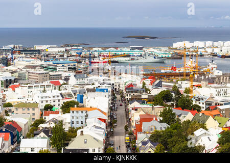 Reykjavik, Island - 4. September 2017: Blick auf skolavordustigur Street und Hafen in Reykjavik von Kirche Hallgrimskirkja reykjav im September. Stockfoto