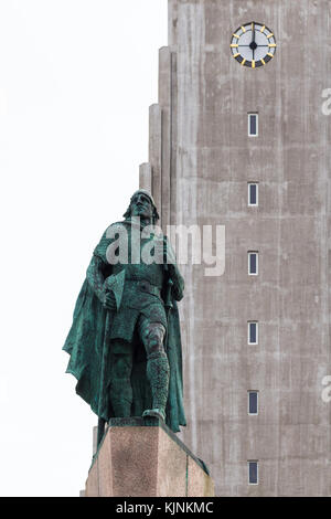 Reykjavik, Island - 5. September 2017: Statue von Leifur Eiriksson in der Hallgrímskirkja Kirche in Reykjavík im Herbst. die Statue wurde entwickelt Stockfoto