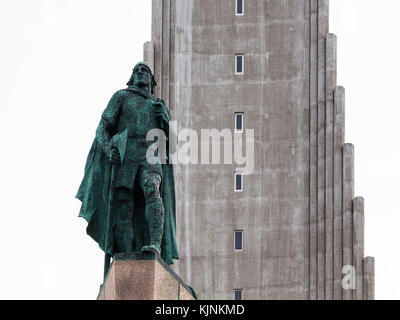 Reykjavik, Island - 5. September 2017: Abbildung von Leifur Eiriksson in der Hallgrímskirkja Kirche in Reykjavík im Herbst. die Statue wurde entwickelt Stockfoto