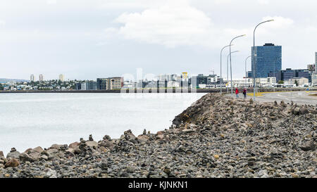 Reykjavik, Island - 5. September 2017: Touristen auf Skulptur und Ufer entlang der Atlantikküste in Reykjavik im Herbst. Reykjavik ist die Hauptstadt ein Stockfoto