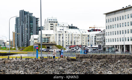 Reykjavik, Island - 5. September 2017: Menschen auf Skulptur und Ufer entlang der Atlantikküste in Reykjavik im Herbst. Reykjavik ist die Hauptstadt und Stockfoto