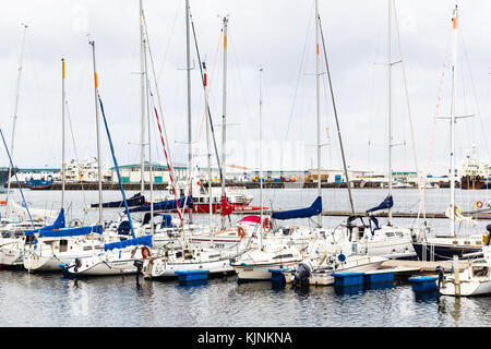 Reykjavik, Island - 5. September 2017: Segelboote im Hafen der Stadt Reykjavik im Herbst. Reykjavik ist die Hauptstadt und die größte Stadt von Island. Stockfoto