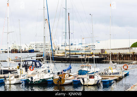 Reykjavik, Island - 5. September 2017: Segelschiffe in Reykjavik Harbour im Herbst. Reykjavik ist die Hauptstadt und die größte Stadt von Island. Stockfoto