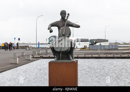 Reykjavik, Island - 5. September 2017: Statue des dänischen Cellisten Erling blondal bengtsson von isländischen Bildhauer Olof palsdottir in der Nähe von harpa Konzert hal Stockfoto