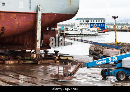 Reykjavik, Island - 5. September 2017: Reparatur von Schiffen am Dock in Reykjavik City Port im Herbst. Reykjavik ist die Hauptstadt und die größte Stadt von Island. Stockfoto