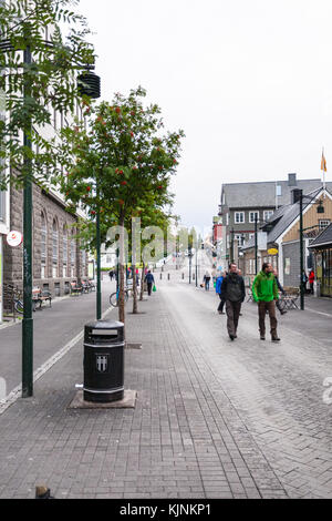 Reykjavik, Island - 6. September 2017: Menschen gehen auf austurstraeti Straße in Reykjavik downtown im Herbst am Abend. Reykjavik ist die Hauptstadt und Larg Stockfoto