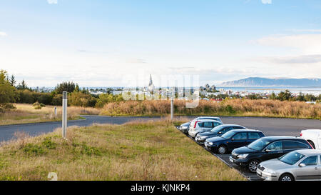 Reykjavik, Island - 7. September 2017: Blick auf die Stadt Reykjavik ab Parkplatz des perlan Museum im Herbst am Abend. Reykjavik ist die Hauptstadt und die Großen Stockfoto