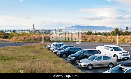 Reykjavik, Island - 7. September 2017: Blick auf die Stadt Reykjavik mit Kirche Hallgrimskirkja vom Parkplatz des perlan Museum im Herbst am Abend. reykja Stockfoto