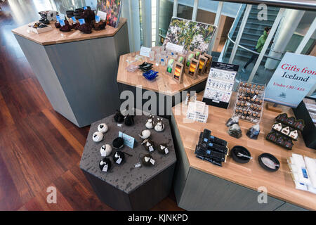 Reykjavik, Island - 7. September 2017: isländischen Souvenirs im Shop von perlan Museum Wunder von Island in Reykjavik. Der perlan Museum der Wunder Stockfoto