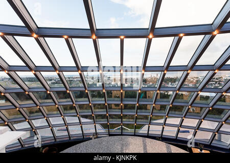 Reykjavik, Island - 7. September 2017: Blick auf die Stadt Reykjavik von glaskuppel auf der Aussichtsplattform des perlan Museum in Abend. Der perlan Museum von w Stockfoto