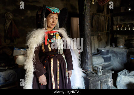 Eine lokale Frau in traditioneller Kleidung, Leh, Ladakh, Jammu und Kaschmir, Indien Stockfoto