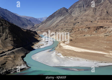 Zusammenfluss von Zanskar Fluss in Indus, Tal des Indus, Ladakh, Jammu und Kaschmir, Indien. Stockfoto