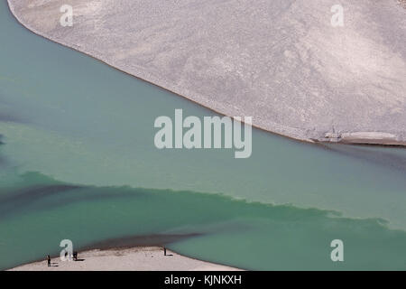 Die Menschen am Ufer am Zusammenfluss von Zanskar Fluss in Indus, Tal des Indus, Ladakh, Jammu und Kaschmir, Indien. Stockfoto