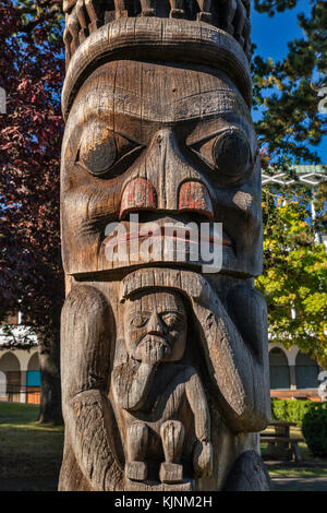 Dzunukwa, die Wilde Frau der Wälder, halten sie ihr Kind, bei Haida stil Totempfahl in Thunderbird Park, Victoria, British Columbia, Kanada Stockfoto