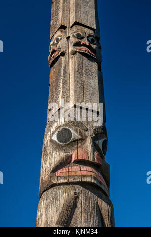 Drei Wesen auf, über die Eckstrebenanzeige Abbildung, Zahlen bei Gitxsan Pole, 1954, von Carver Mungo Martin, David Martin und Henry Hunt, bei Thunderbird Park Stockfoto