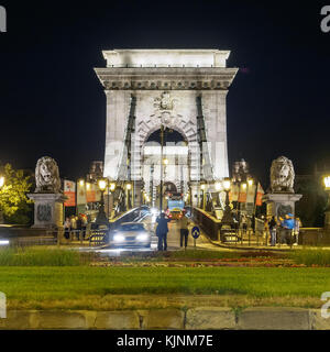 Nachtansicht der Széchenyi Kettenbrücke in Budapest (Ungarn). Juni 2017. Quadratischen Format. Stockfoto