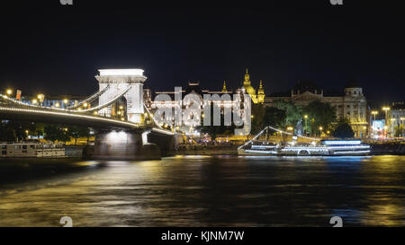 Nachtansicht der Széchenyi Kettenbrücke und die Budaer Burg in Budapest (Ungarn). Juni 2017. Querformat. Stockfoto