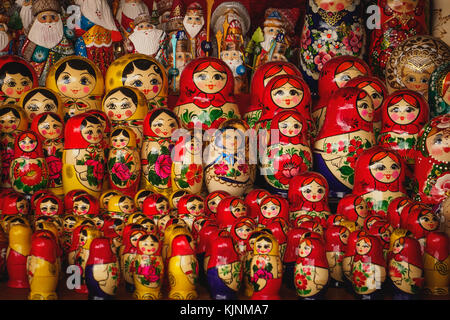 Gruppe von farbigen Russische Puppen in verschiedenen Größen. Querformat. Stockfoto