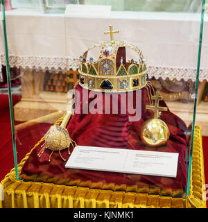 Krone und Zepter während Franz Joseph der Krönung 1867 aufbewahrt in der Matthiaskirche in Budapest (Ungarn). Juni 2017. Quadratischen Format. Stockfoto