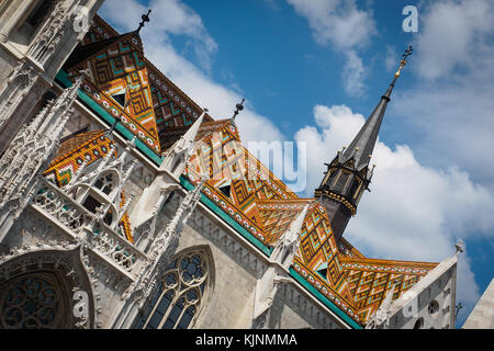 Detail der Ziegeldach der Matthiaskirche in Budapest (Ungarn). Juni 2017. Querformat. Stockfoto