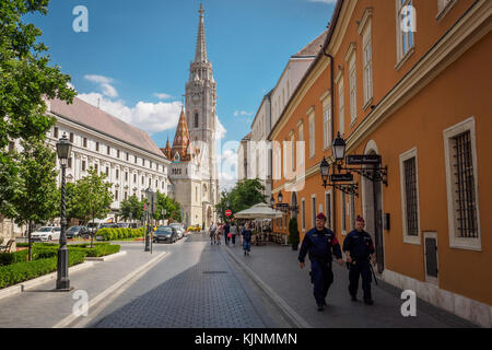 Straßen von Buda von Polizisten mit der Matthias Kirche auf dem Hintergrund patrouillierten in Budapest (Ungarn). Juni 2017. Querformat. Stockfoto