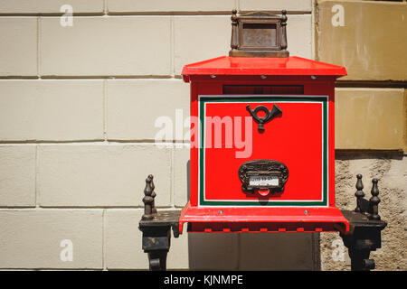 Traditionelle ungarische Briefkasten in Budapest (Ungarn). Juni 2017. Querformat. Stockfoto