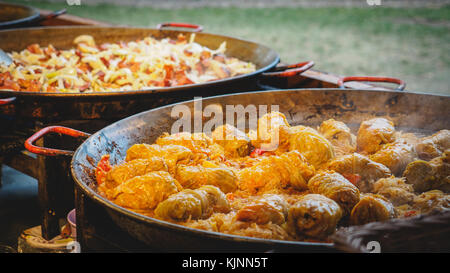 Ungarische Kohlrouladen Rollen in einem Street Food in Budapest. Querformat. Stockfoto