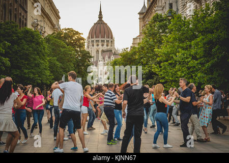 Die Menschen tanzen auf der Straße während eines Food Festival in Budapest (Ungarn). Juni 2017. Stockfoto