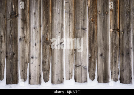 Alte vintage Holzwand mit Schnee Winter und Weihnachten Hintergrund. Stockfoto