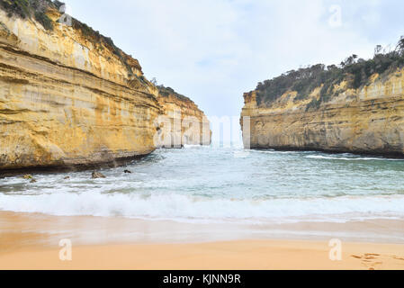 Australien Victoria. die Loch Ard Gorge an einem bewölkten Tag, Ende des Winters und Beginn des Frühlings. Stockfoto