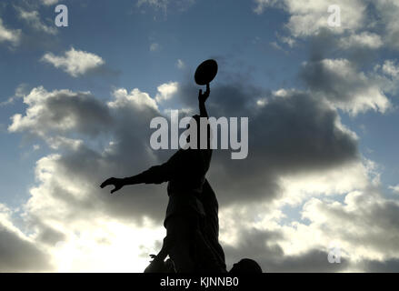 Die ikonische Bronzestatue, die eine Linie vor dem Twickenham Stadium vor dem Autumn International im Twickenham Stadium in London darstellt. Stockfoto