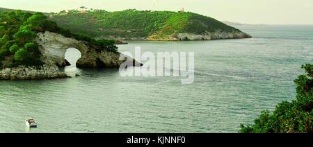 Natural Arch in der Bucht von San Felice, Vieste, Gargano, Apulien, Italien. Konzept für Tourismus und Reisen Stockfoto
