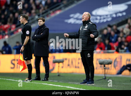 Tottenham Hotspur Manager Mauricio Pochettino und West Bromwich Albion Caretaker Manager Gary Megson (rechts) während des Premier League Spiels im Wembley Stadium, London. Stockfoto