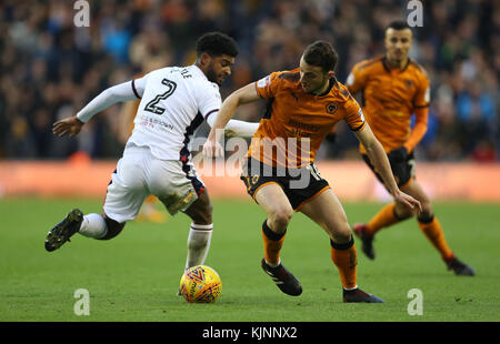 Diogo Jota von Wolverhampton Wanderers (rechts) und Mark Little von Bolton Wanderers kämpfen beim Sky Bet Championship-Spiel in Molineux, Wolverhampton, um den Ball. Stockfoto