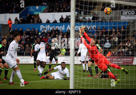 Die Wilfried Bony von Swansea City punktet, bevor das Tor während des Premier League-Spiels im Liberty Stadium, Swansea, nicht mehr zugelassen wird. Stockfoto