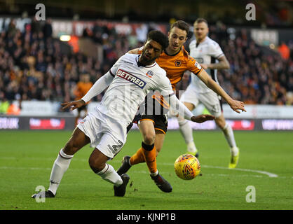 Diogo Jota von Wolverhampton Wanderers (rechts) und Mark Little von Bolton Wanderers kämpfen beim Sky Bet Championship-Spiel in Molineux, Wolverhampton, um den Ball. Stockfoto