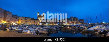 Korsika: Die night skyline von Bastia, die Stadt im Nordosten, an der Basis des Cap Corse, aus dem Dock der kleine Hafen der Altstadt gesehen Stockfoto