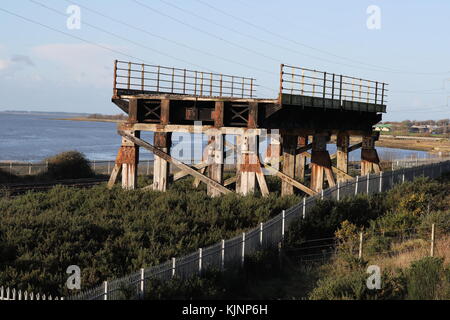 Verbleibende Teil des alten loughor Rail Bridge, die in 2013 ausgetauscht wurde. Stockfoto