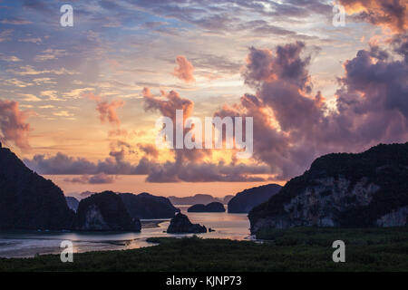 Dramatischer Sonnenaufgang Himmel über dunkle Inseln in attraktiven Natur, Samet Nangshe, Phang Nga in Thailand. Stockfoto