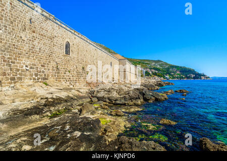 Küste Blick auf den ersten Quarantäne in Europa, lazareti Gebäude in Kroatien, Dubrovnik. Stockfoto