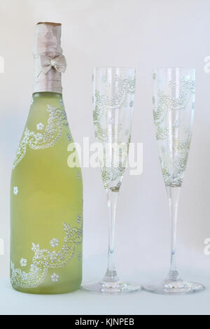 Flasche Champagner und zwei Gläser, sehr schön eingerichtet Stockfoto