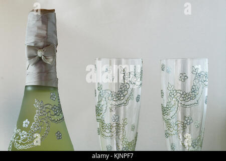 Flasche Champagner und zwei Gläser, sehr schön eingerichtet Stockfoto